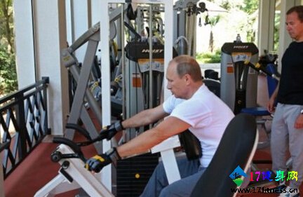 普京与梅德韦杰夫一同训练