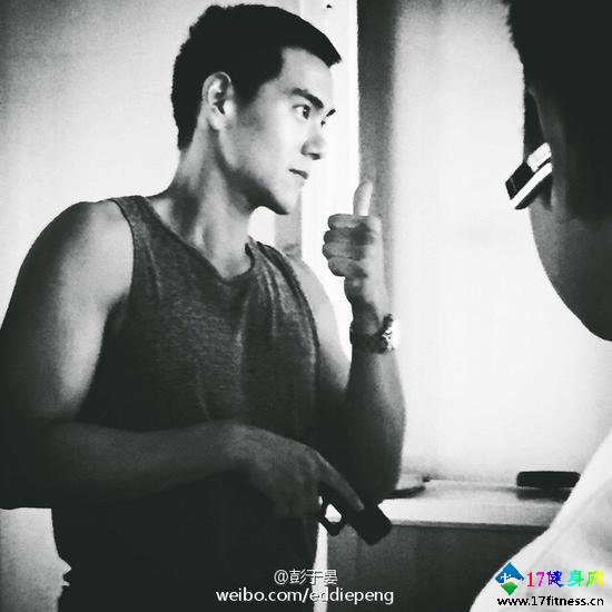 彭于晏深夜健身秀肌肉 迷倒众粉丝