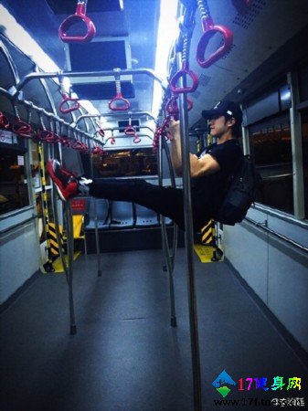 李治廷化身公车健身达人 手拉公车拉环秀肌肉