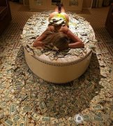 美国一健身夫妇狂撒美元高调炫富 奢靡生活惊呆网友(组图)