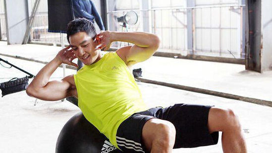39岁吴彦祖如何减重27斤：一星期跑3个10公里